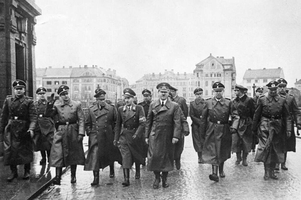Adolf Hitler caminando junto a oficiales nazis por las calles de Maribor, Eslovenia, en abril de 1941 durante la Segunda Guerra Mundial.