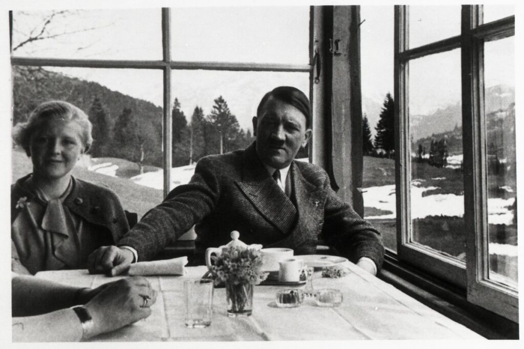 Adolf Hitler y Eva Braun tomando té en una mesa junto a una ventana en Baviera durante el mes de abril de 1935. Foto del álbum personal de de Eva Braun.