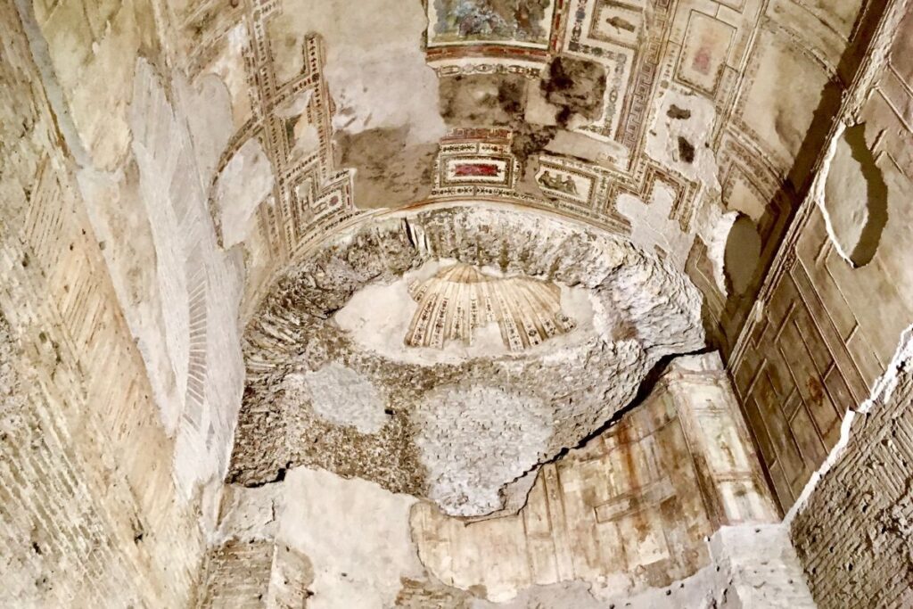 Interior de la Domus Aurea de Nerón con frescos y cúpula octogonal en Roma. 