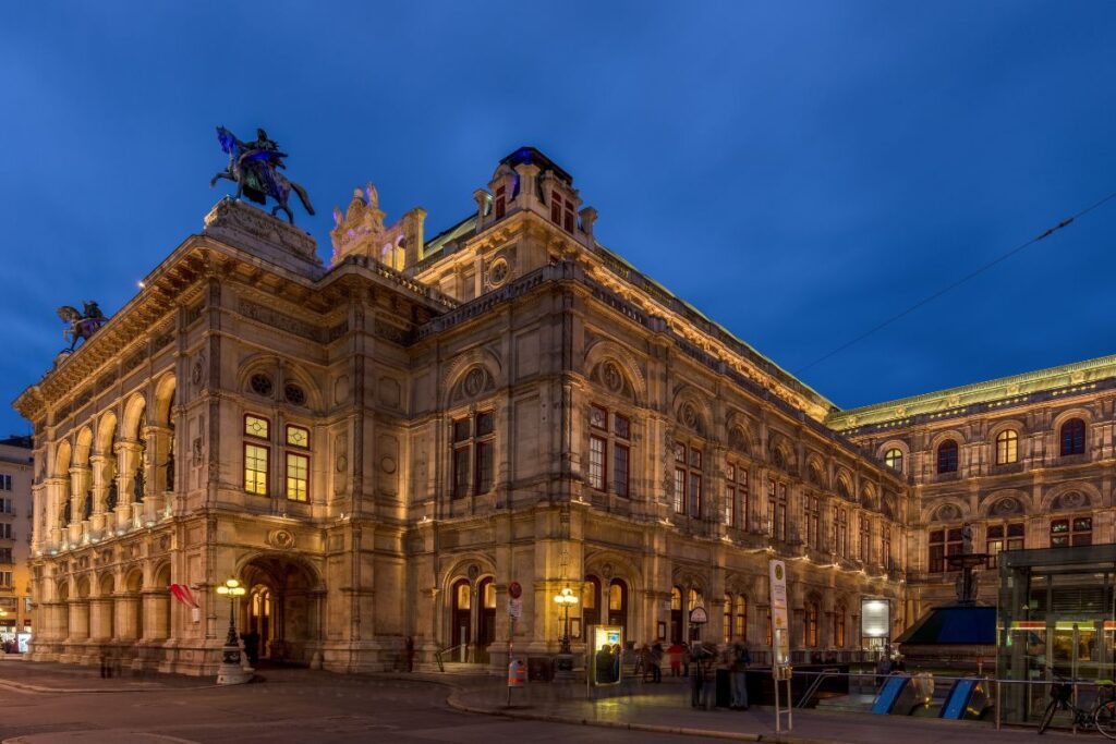 La majestuosa fachada neorrenacentista de la Ópera Estatal de Viena. La fotografía de Diego Delso muestra los arcos, las estatuas que adornan el edificio y su imponente estructura.