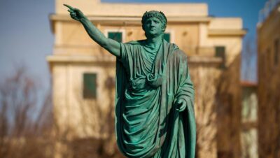 Estatua de Nerón emperador romano conocido por sus excesos culinarios
