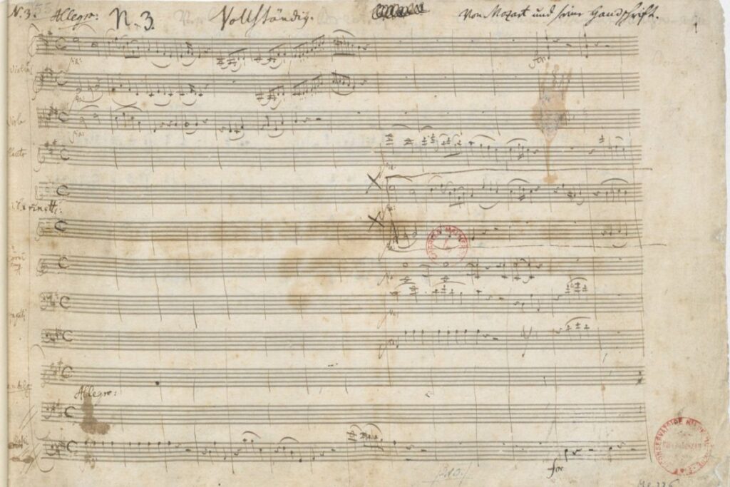 Página del manuscrito original del Concierto para piano n.º 23 de Mozart. La imagen muestra las notas y pentagramas que el compositor escribió de su puño y letra. 