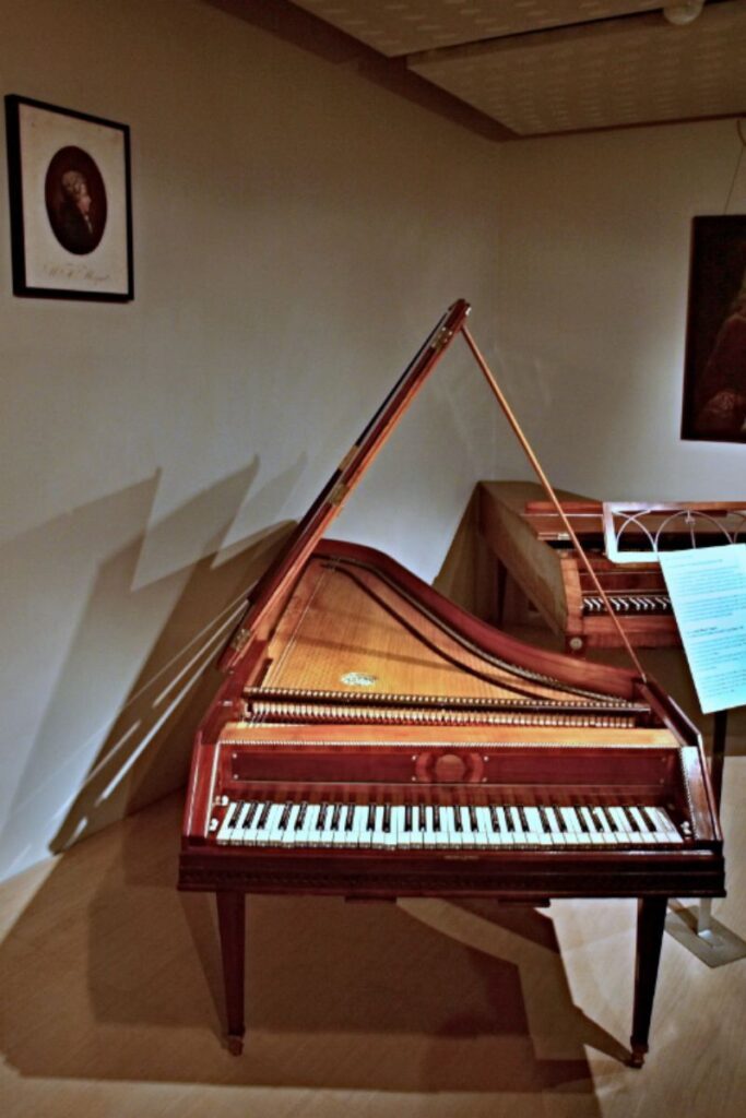 El fortepiano histórico de madera que tocó Mozart en Praga en 1787. El instrumento se muestra con la tapa levantada en una sala del Museo Checo de la Música.