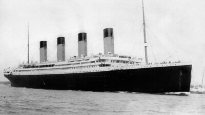 Fotografía histórica en blanco y negro del RMS Titanic zarpando desde el puerto de Southampton.