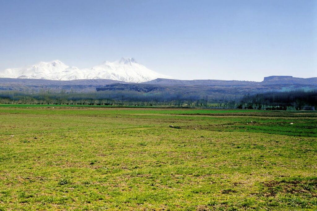 Paisaje rural con el Monte Hasan al fondo en Aksaray, Turquía