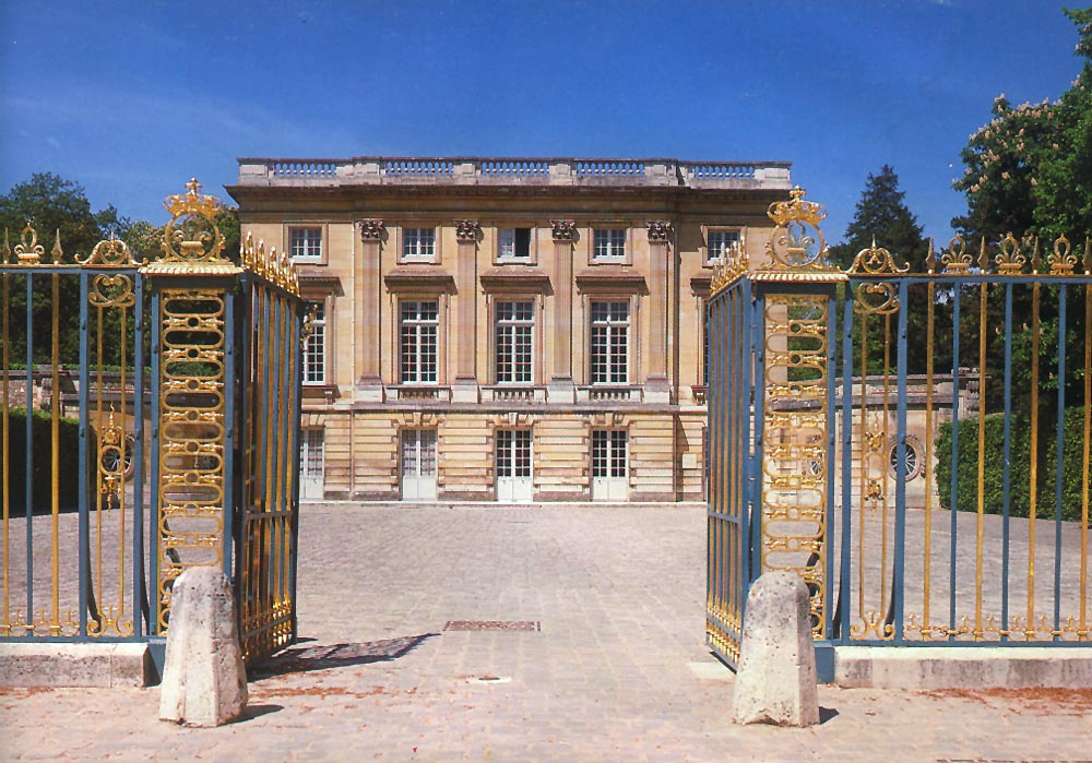 Vista frontal del Petit Trianon en Versalles. Es el palacio neoclásico privado de María Antonieta.